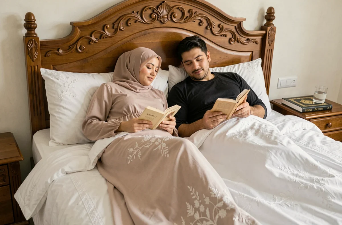 Couple musulman lisant paisiblement au lit avant de dormir, moment de sérénité conjugale et spirituelle en Islam